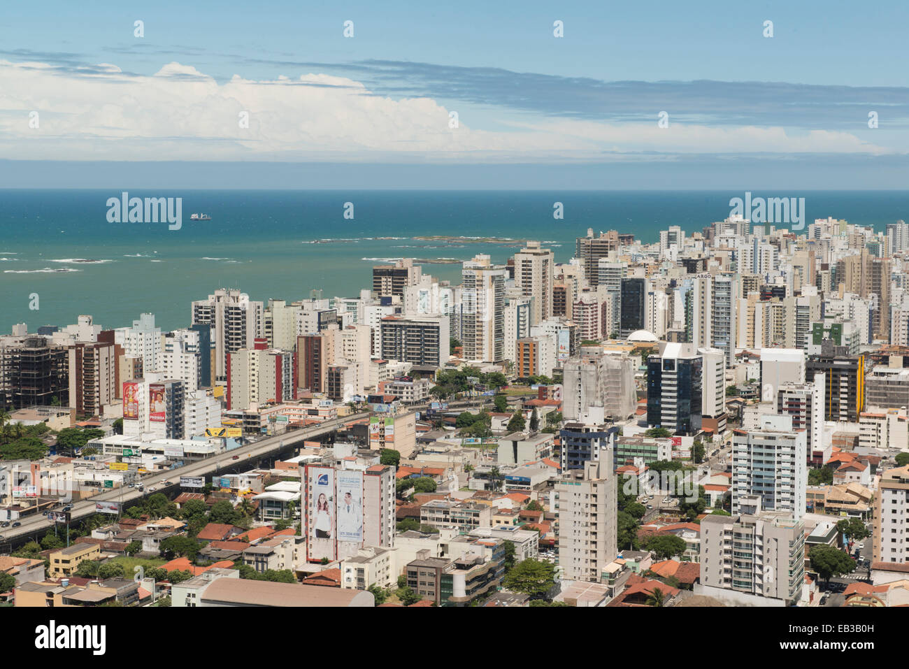 Vista aerea del paesaggio urbano di Vitoria e oceano, Santo, Brasile Foto Stock