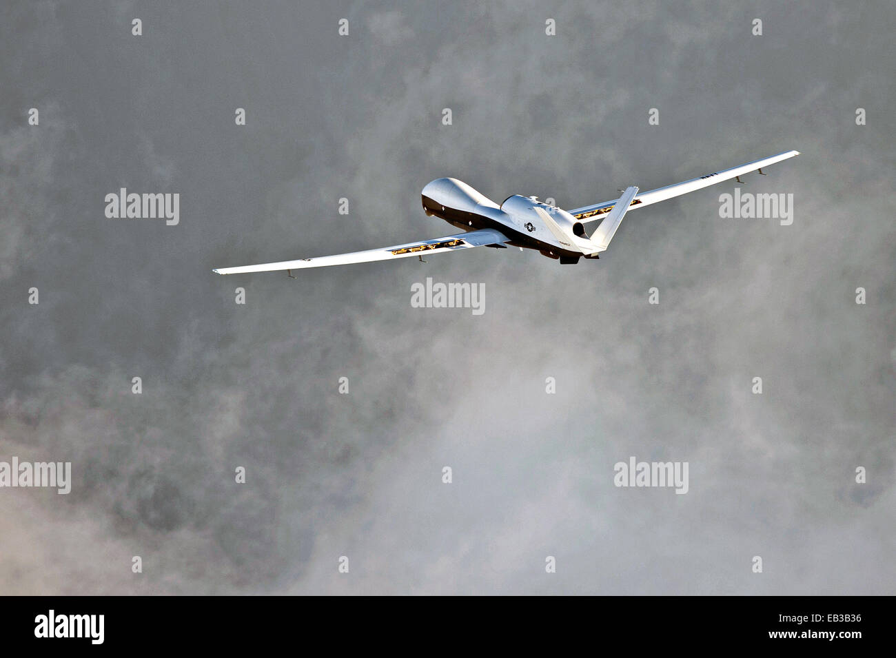 Un US Navy MQ-4C Triton velivoli senza pilota approcci di sistema Naval Air Station Patuxent River a terra seguendo il primo cross country volo Settembre 18, 2014 in Patuxent River, Maryland. Foto Stock