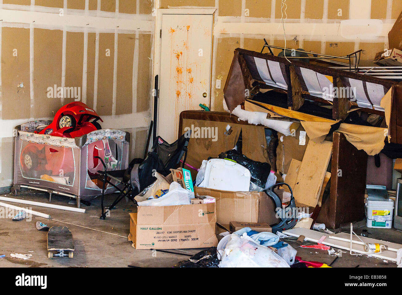 Una casa che i tossicodipendenti e i loro figli avevano occupato e il danno che è stato fatto. Foto Stock