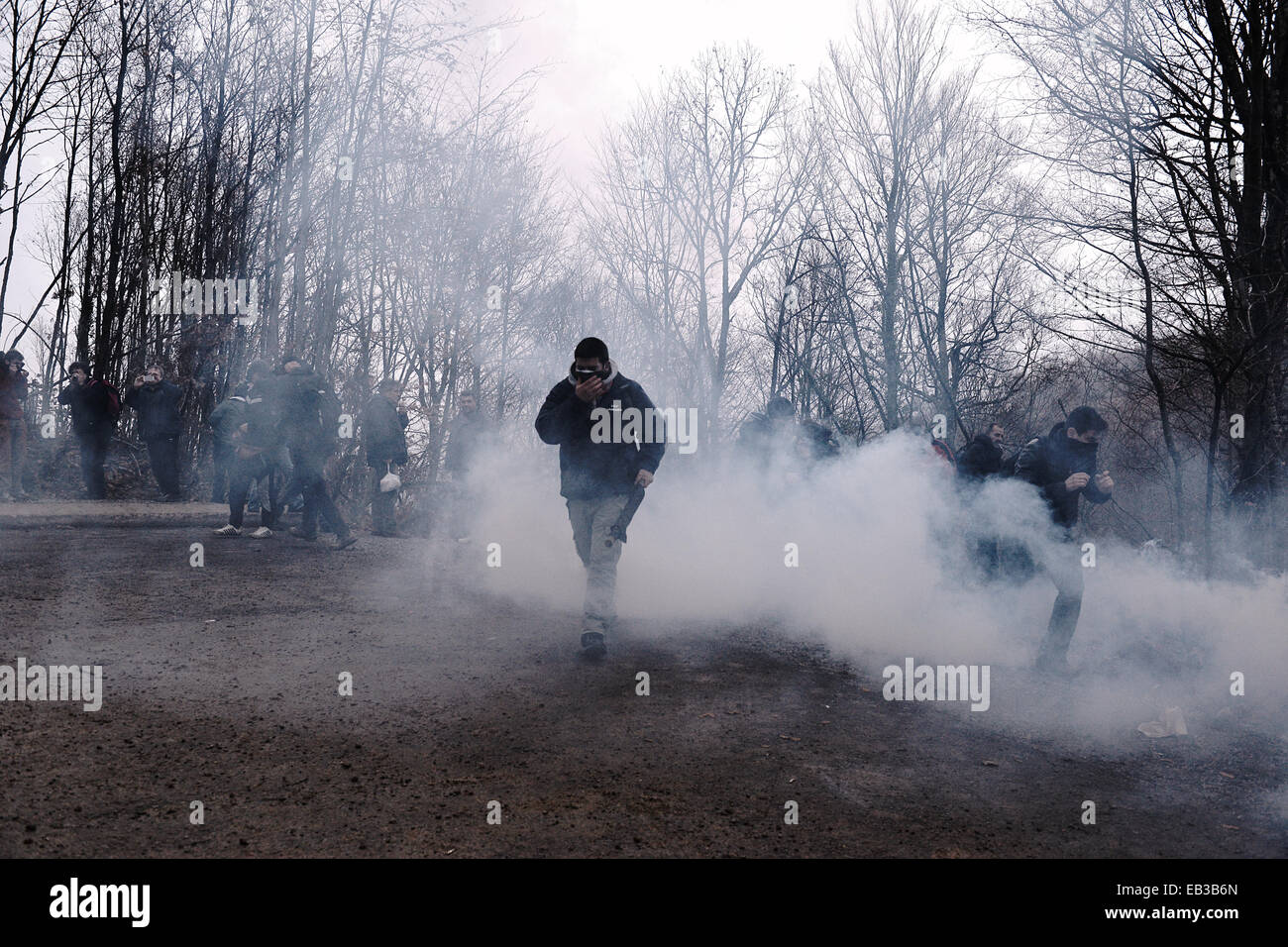 Un dimostrante viene eseguito dopo che un gas lacrimogeni attacco da parte della polizia durante una manifestazione contro il funzionamento delle miniere d'oro in Skouries, Calcidica, Grecia Foto Stock