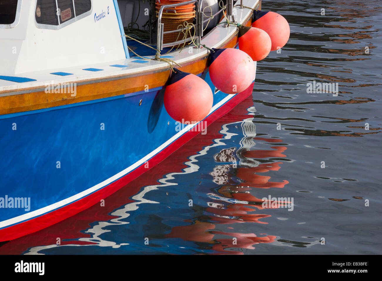 Close up dei parafanghi in barca su una barca da pesca Foto Stock