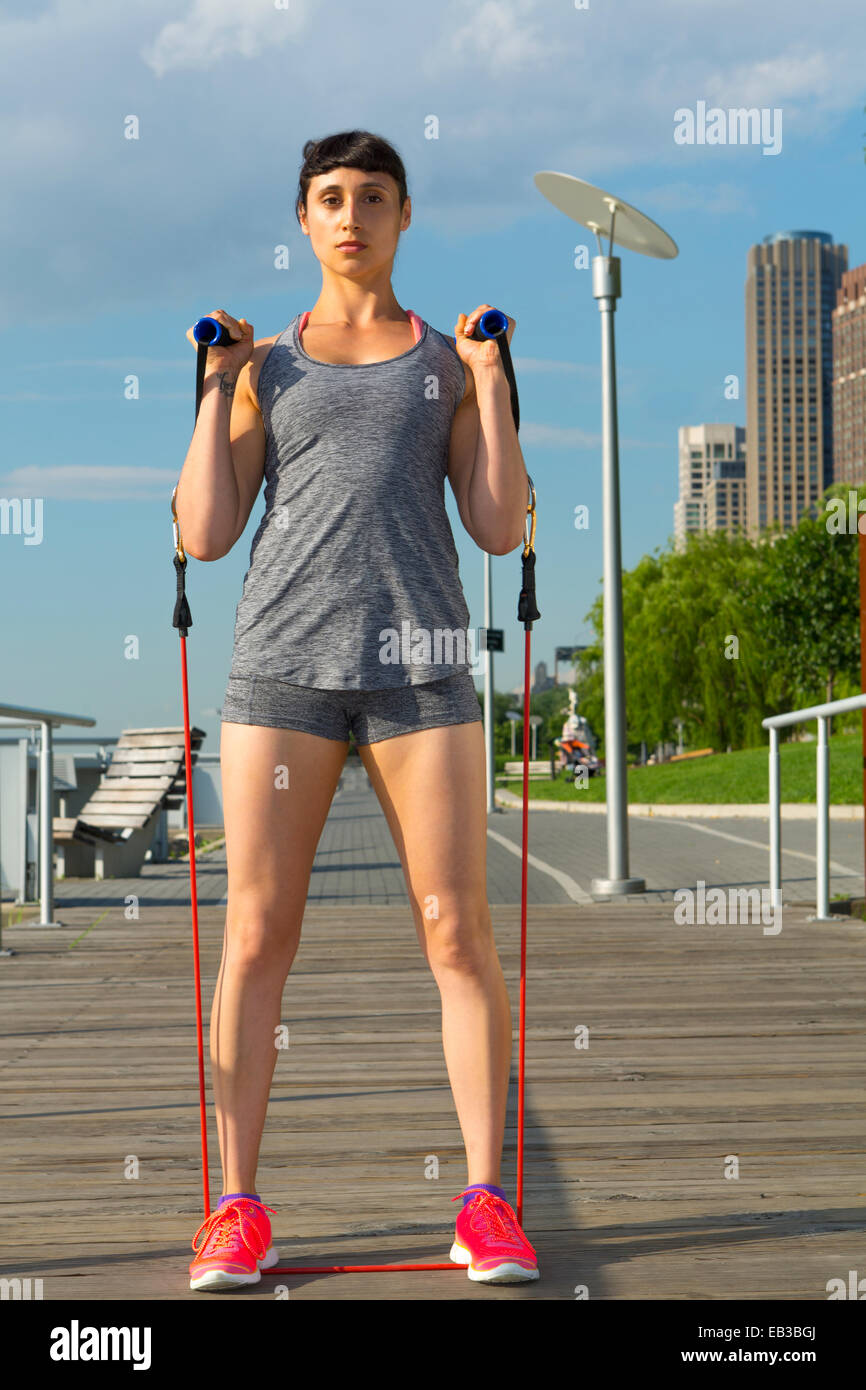 Razza mista donna esercizio vicino a una strada di città Foto Stock