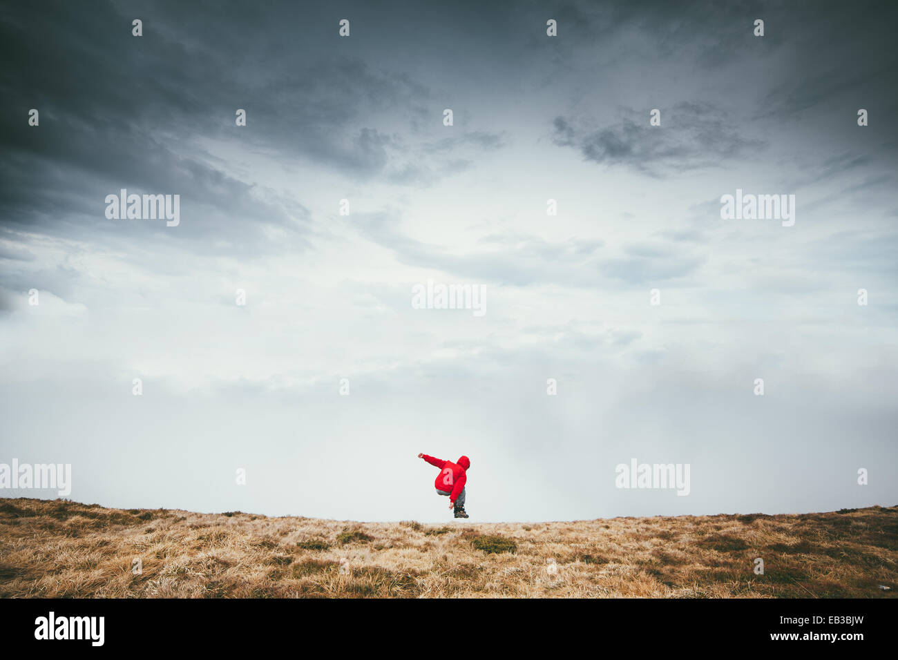 Uomo che salta in paesaggio rurale Foto Stock