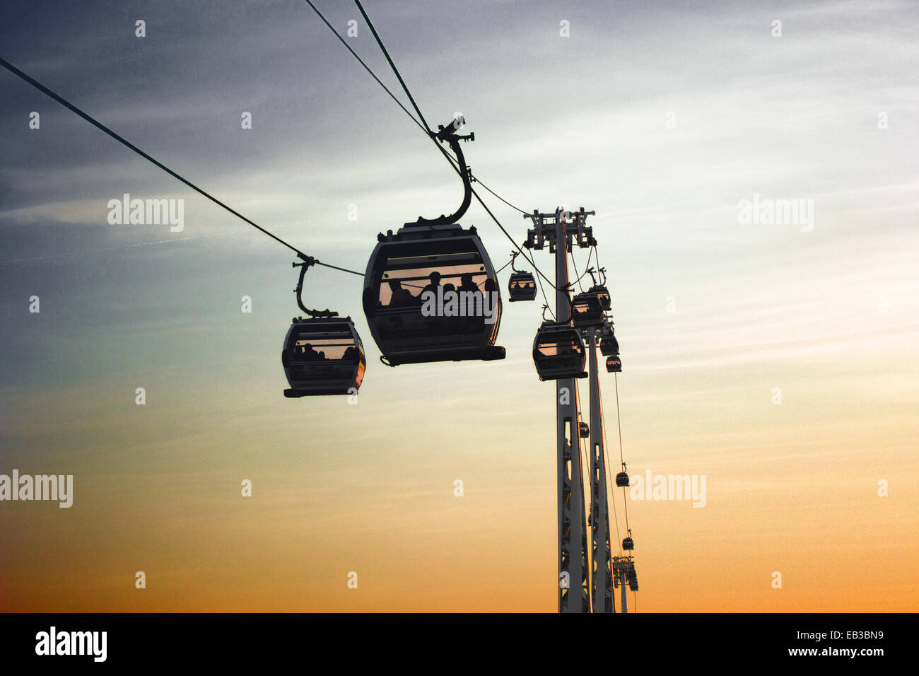 Emirates Air Line al tramonto, Londra, Inghilterra, Regno Unito Foto Stock