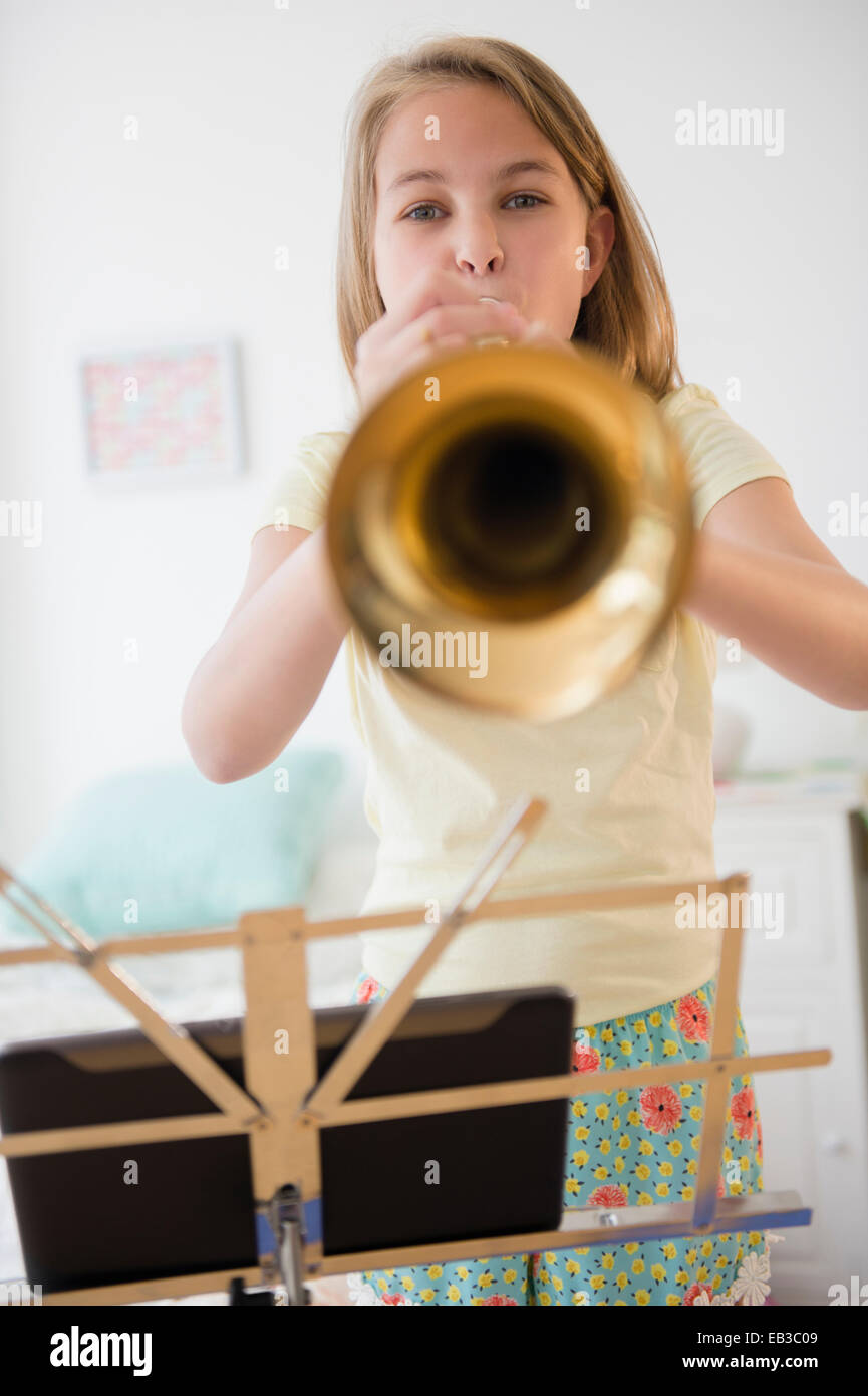 Ragazza caucasica praticando la tromba con tavoletta digitale Foto Stock