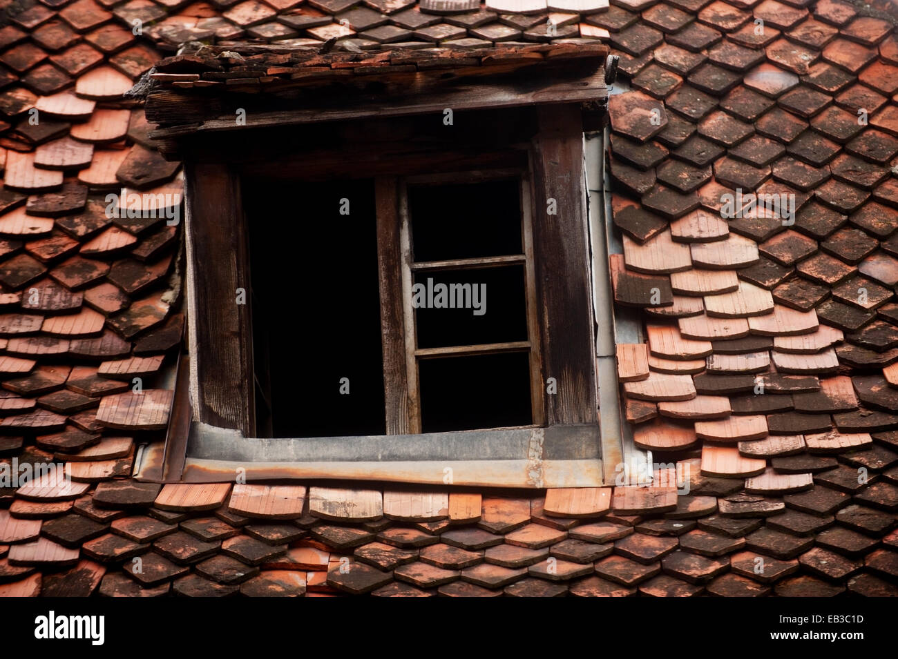 Dettagli di architettura con una mansarda deteriorata vecchio tetto tegola Foto Stock