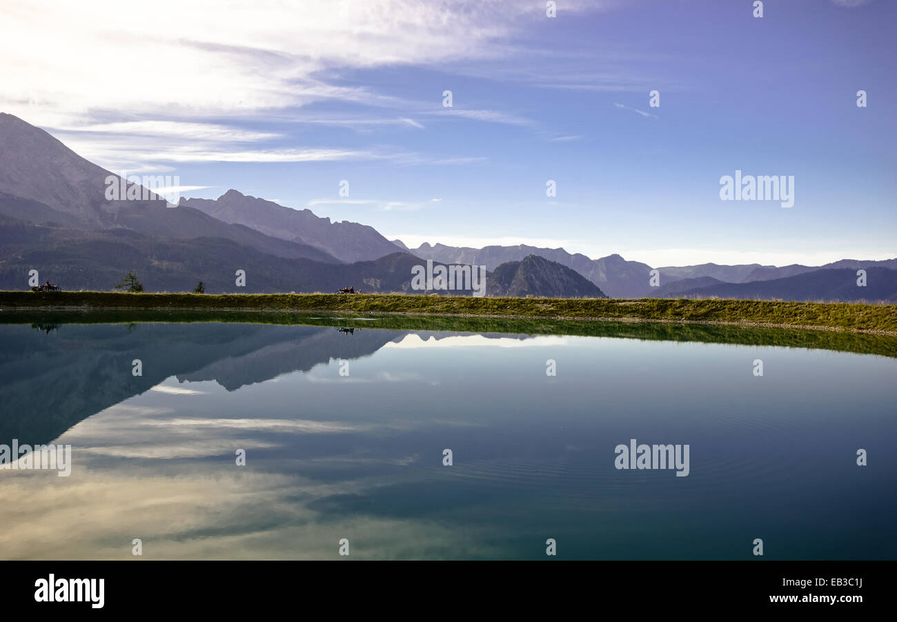 In Germania, in Baviera, la riflessione della catena montuosa alpina su chiaro lago alpino Foto Stock