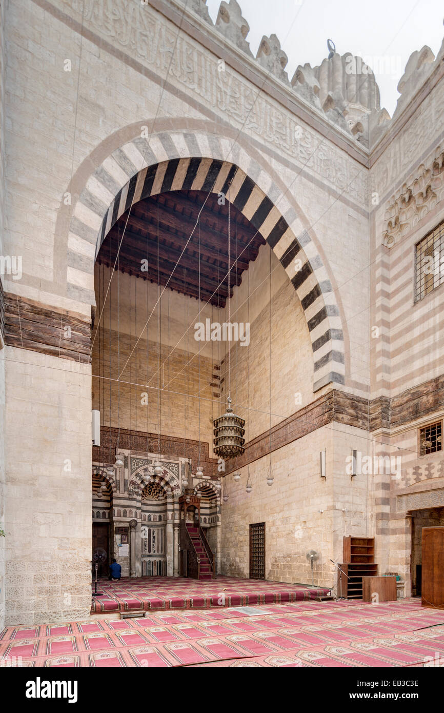 Cortile e qibla iwan, Madrasa di Umm Al Sultan Sha'divieto, Il Cairo Foto Stock