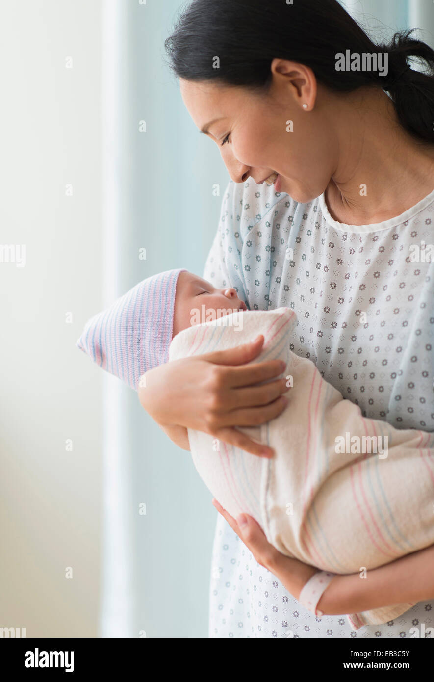 Asia azienda madre neonato in ospedale Foto Stock