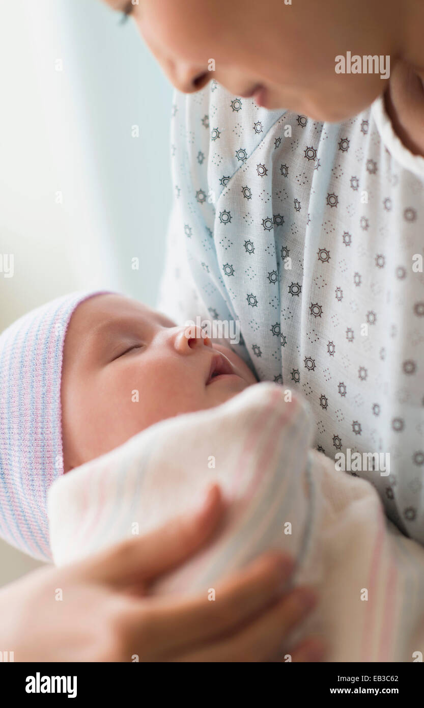 Asia azienda madre neonato in ospedale Foto Stock