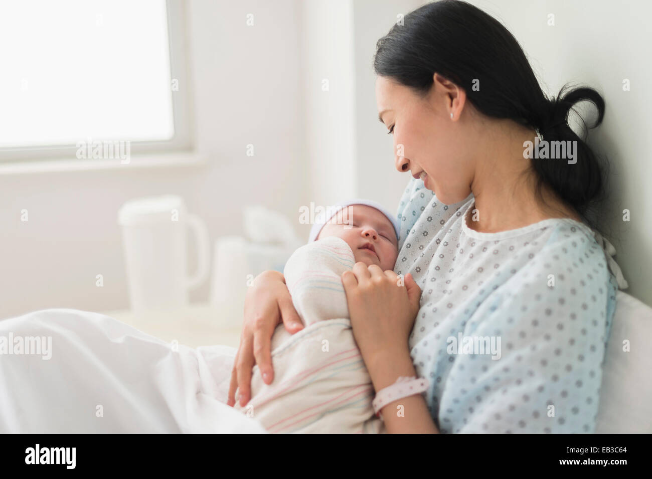 Asia azienda madre neonato in ospedale Foto Stock