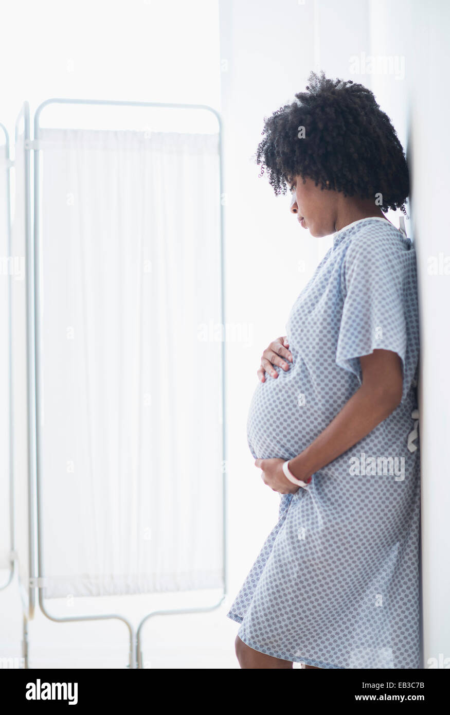 Africana incinta madre americana tenendo lo stomaco in ospedale Foto Stock