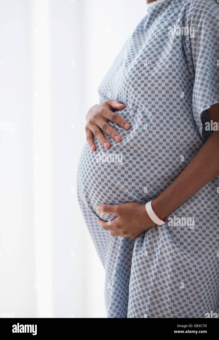 Africana incinta madre americana mentre tiene il suo ventre in ospedale Foto Stock