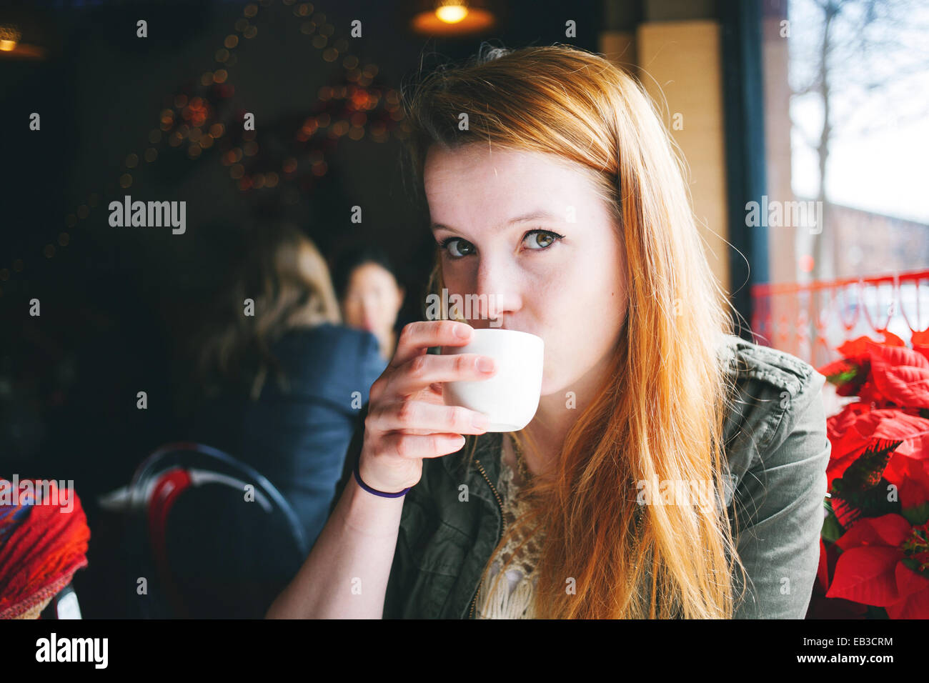 Donna che beve tè caldo in un ristorante cinese Foto Stock
