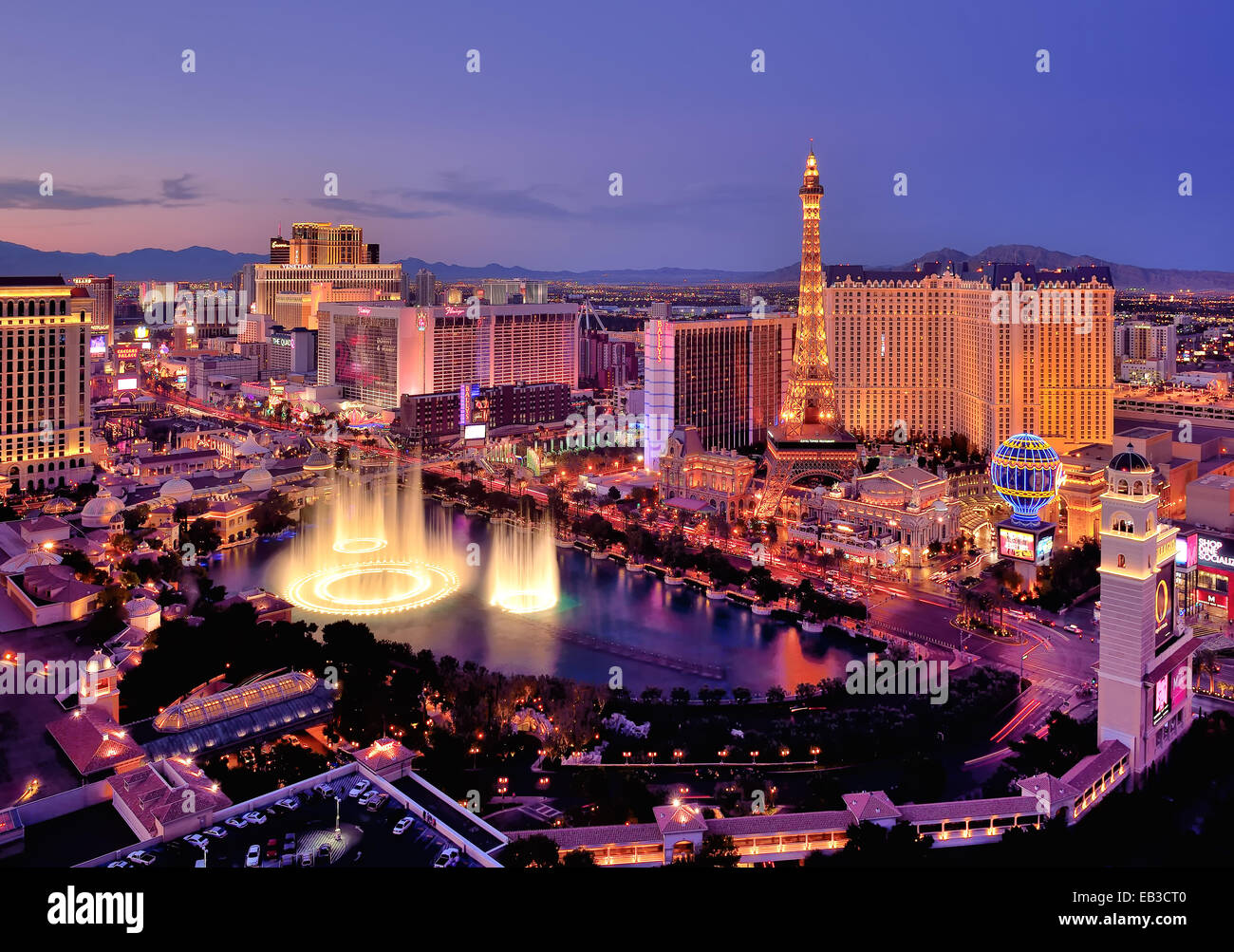 Skyline della città di notte con le fontane dell'hotel Bellagio, Las Vegas, Nevada, USA Foto Stock