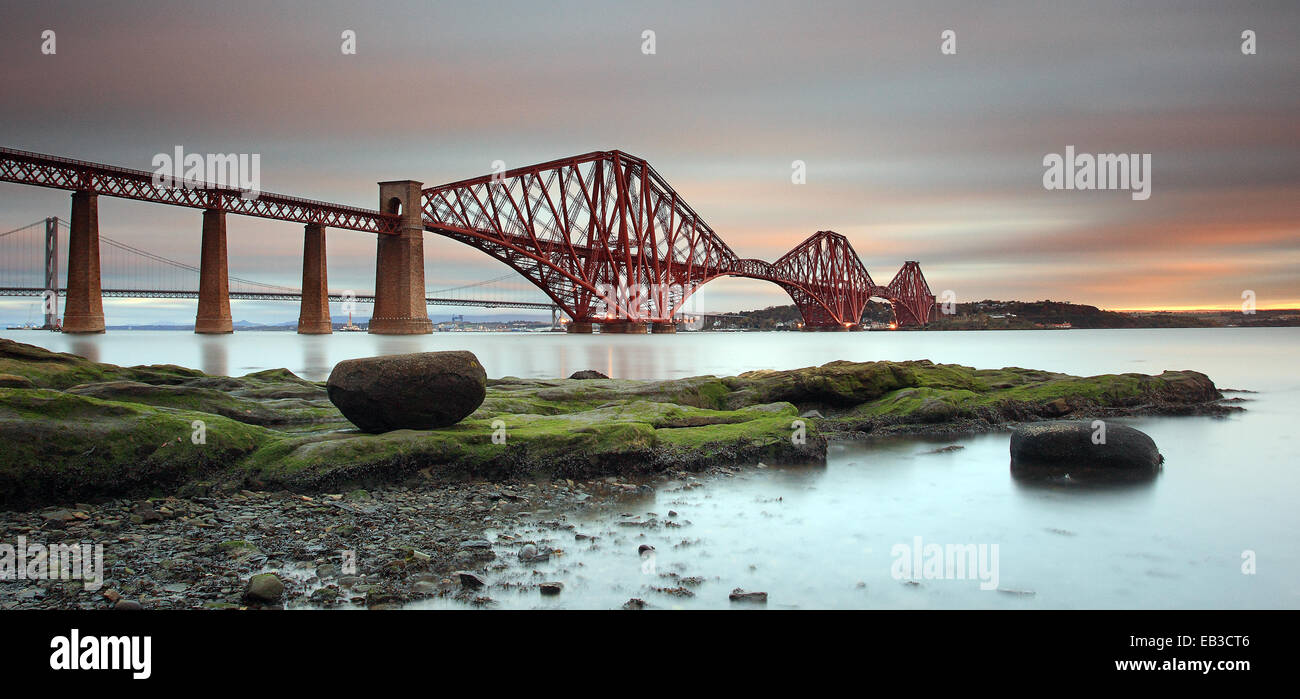 Regno Unito, Scozia, Edimburgo, Queensferry, a basso angolo di vista del Ponte di Forth Rail all'alba Foto Stock