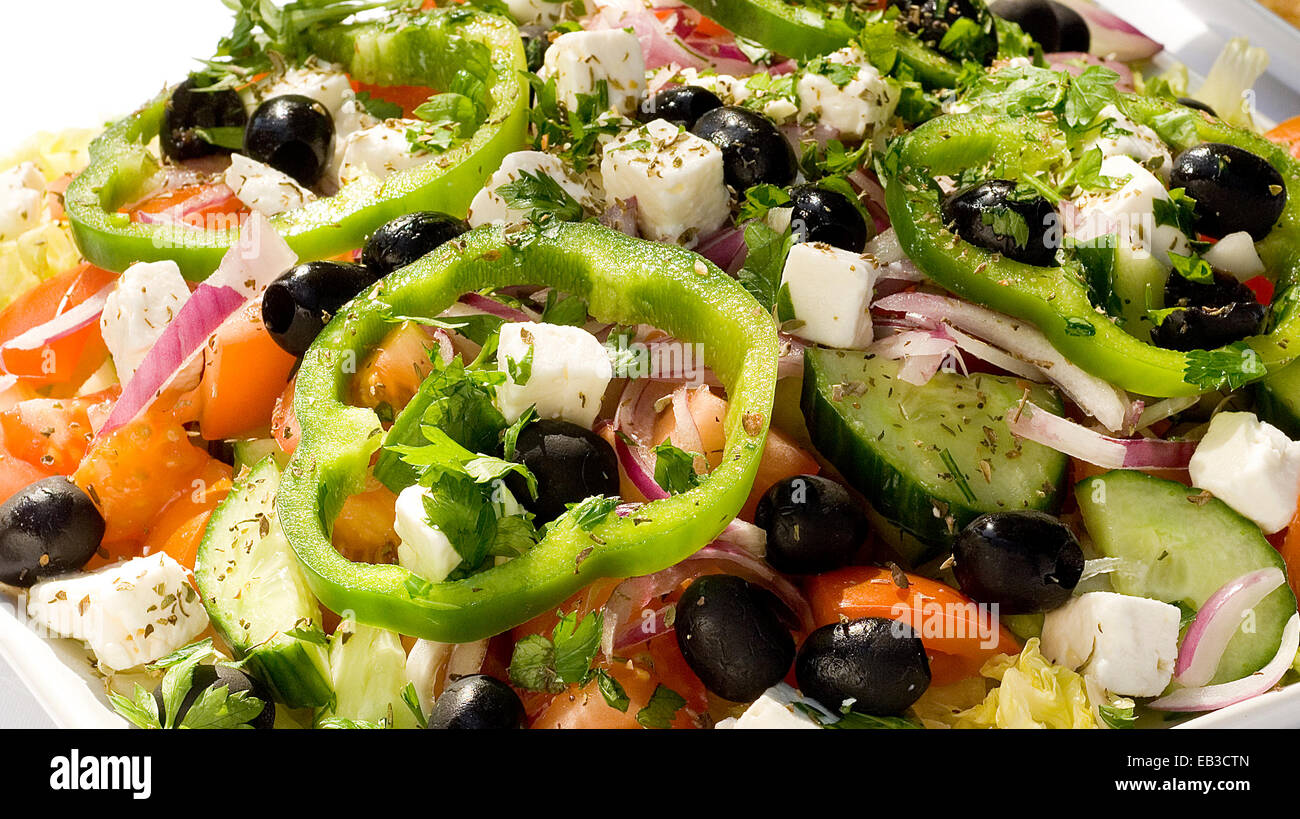 Insalata con olive nere, formaggio e peperone verde Foto Stock