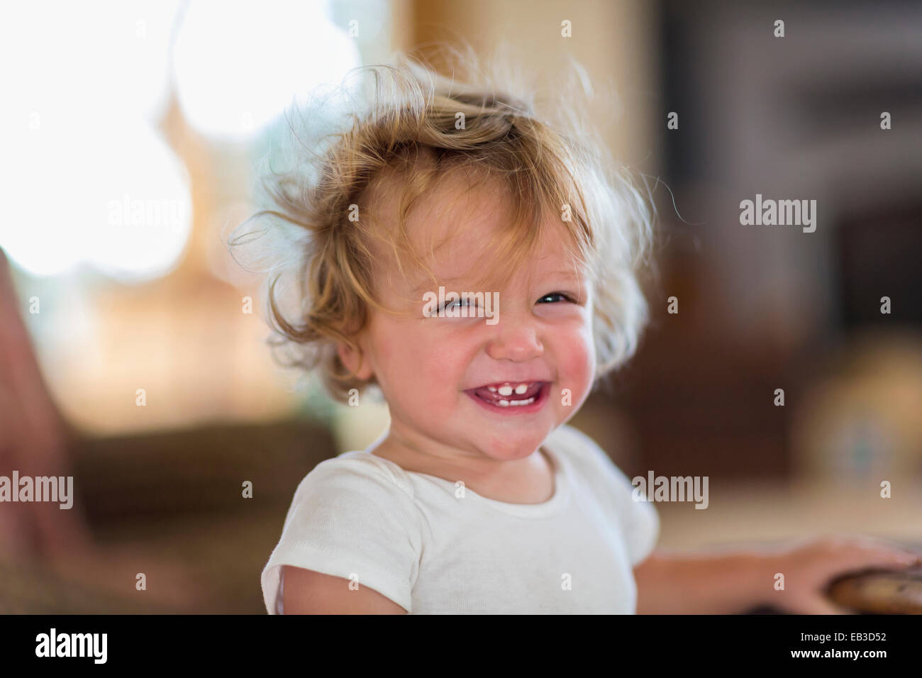 Close up Caucasian baby boy ridere Foto Stock