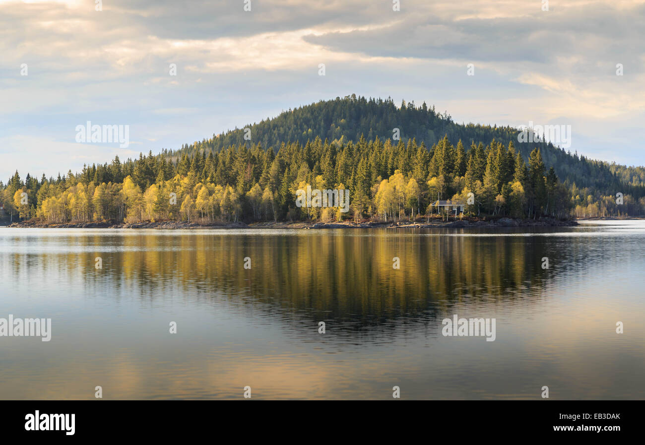 Norvegia, riflessione della collina nel lago Foto Stock