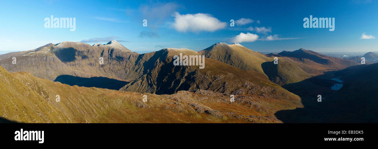 Vista di Carrauntoohil e il Macgillycuddy's trasuda da Stumpa Duloigh. Black Valley, nella contea di Kerry, Irlanda. Foto Stock