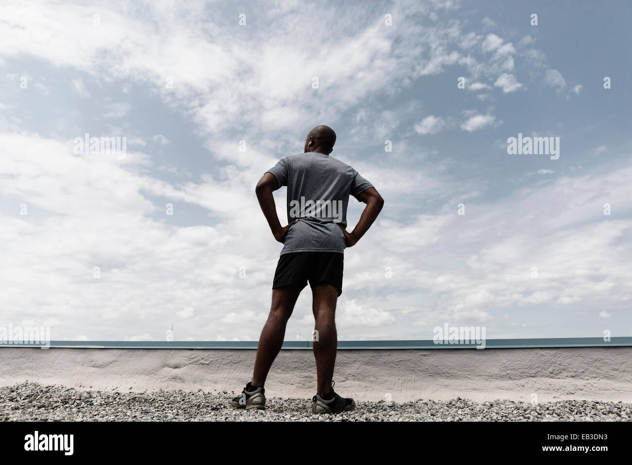Black runner contemplando il paesaggio Foto Stock