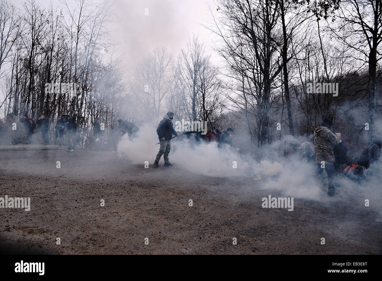 Un dimostrante passeggiate dopo un gas lacrimogeni attacco da parte della polizia durante una manifestazione contro il funzionamento delle miniere d'oro in Skouries, Calcidica, Grecia Foto Stock