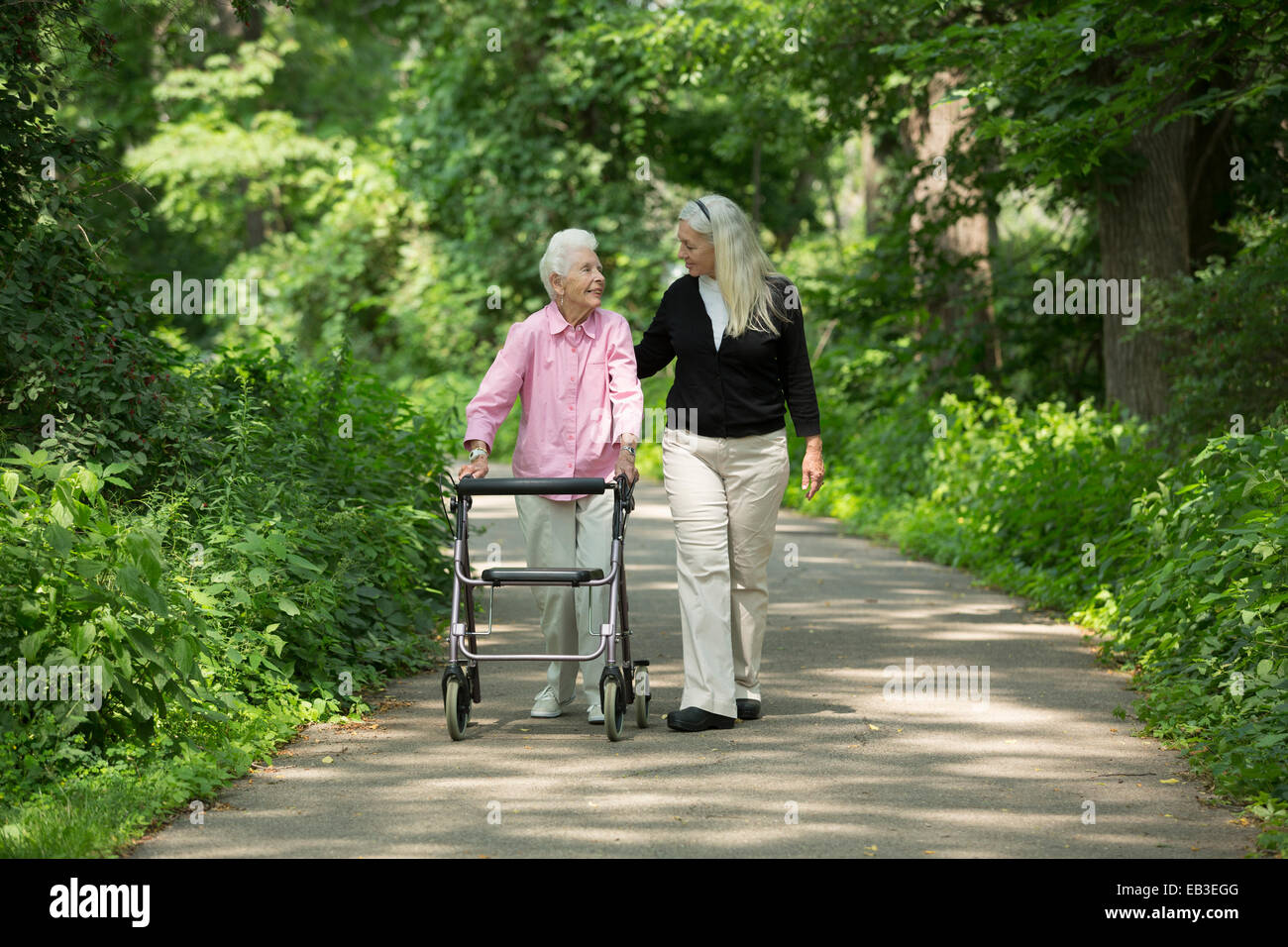 Caucasian madre e figlia passeggiate nel parco Foto Stock