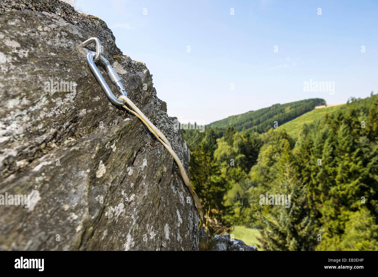 Moschettone agganciato in ripida roccia Foto Stock