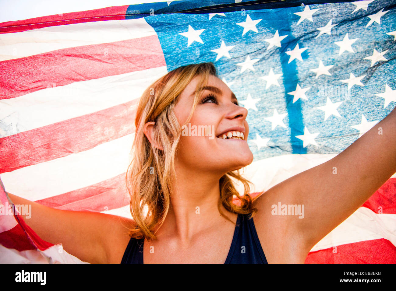 Caucasian ragazza adolescente holding bandiera americana Foto Stock