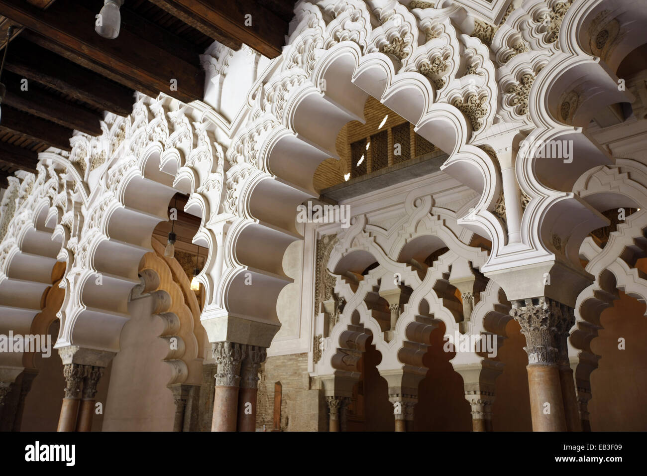 Archi nel portico settentrionale del Castillo de la Aljafería palace, palazzo arabo costruito XI secolo, Saragozza, Spagna. Foto Stock