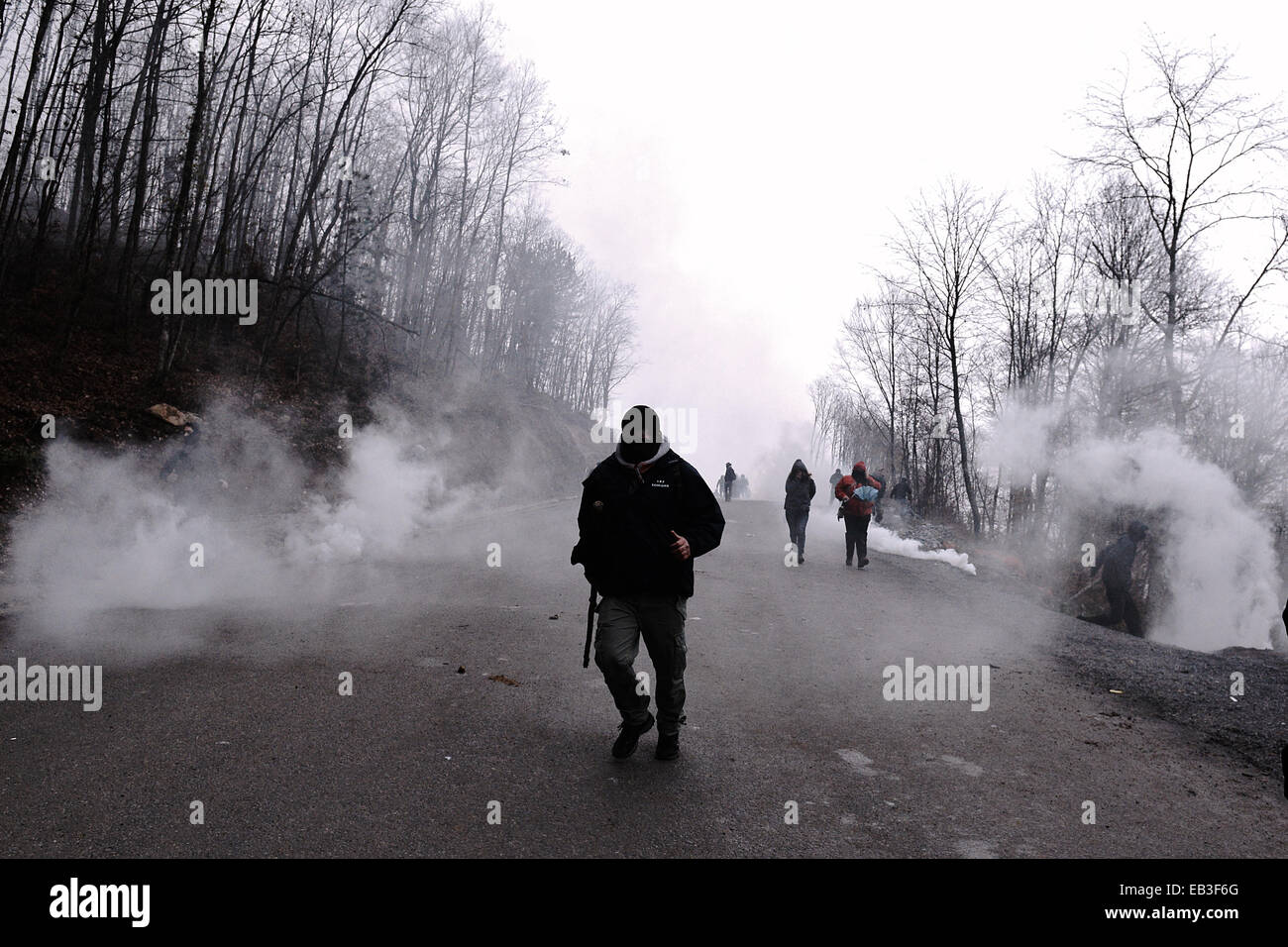 Un dimostrante viene eseguito dopo che un gas lacrimogeni attacco da parte della polizia durante una manifestazione contro il funzionamento delle miniere d'oro in Skouries, Calcidica, Grecia Foto Stock