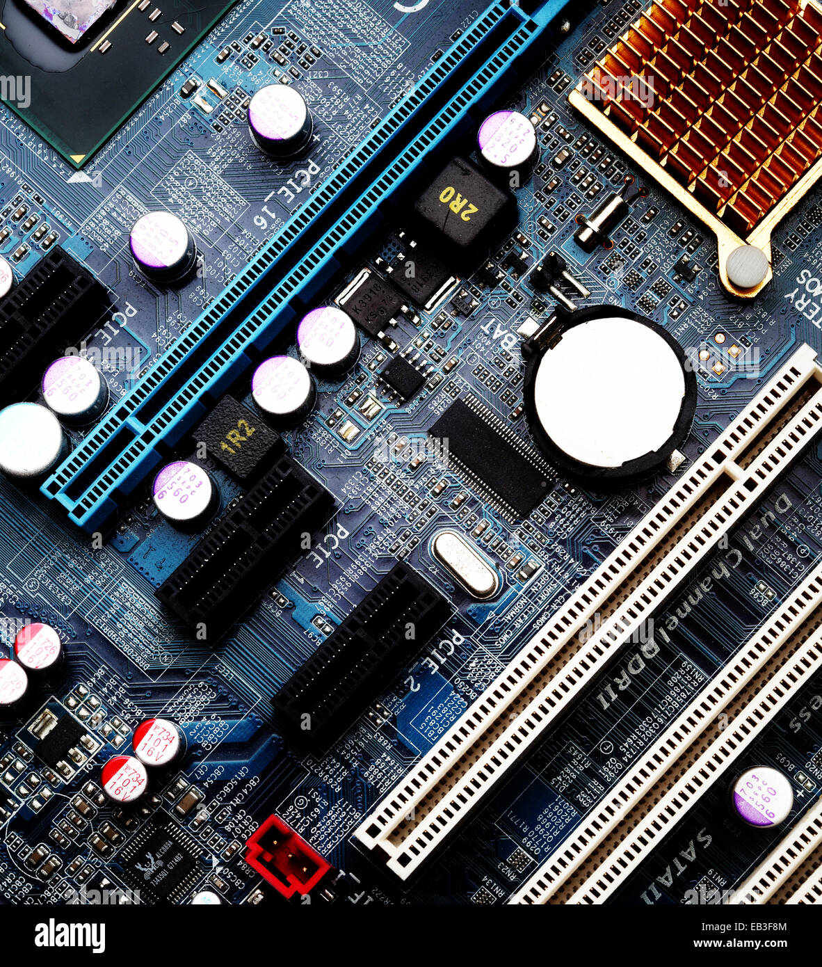 Scheda a circuito stampato sullo sfondo del computer Foto Stock