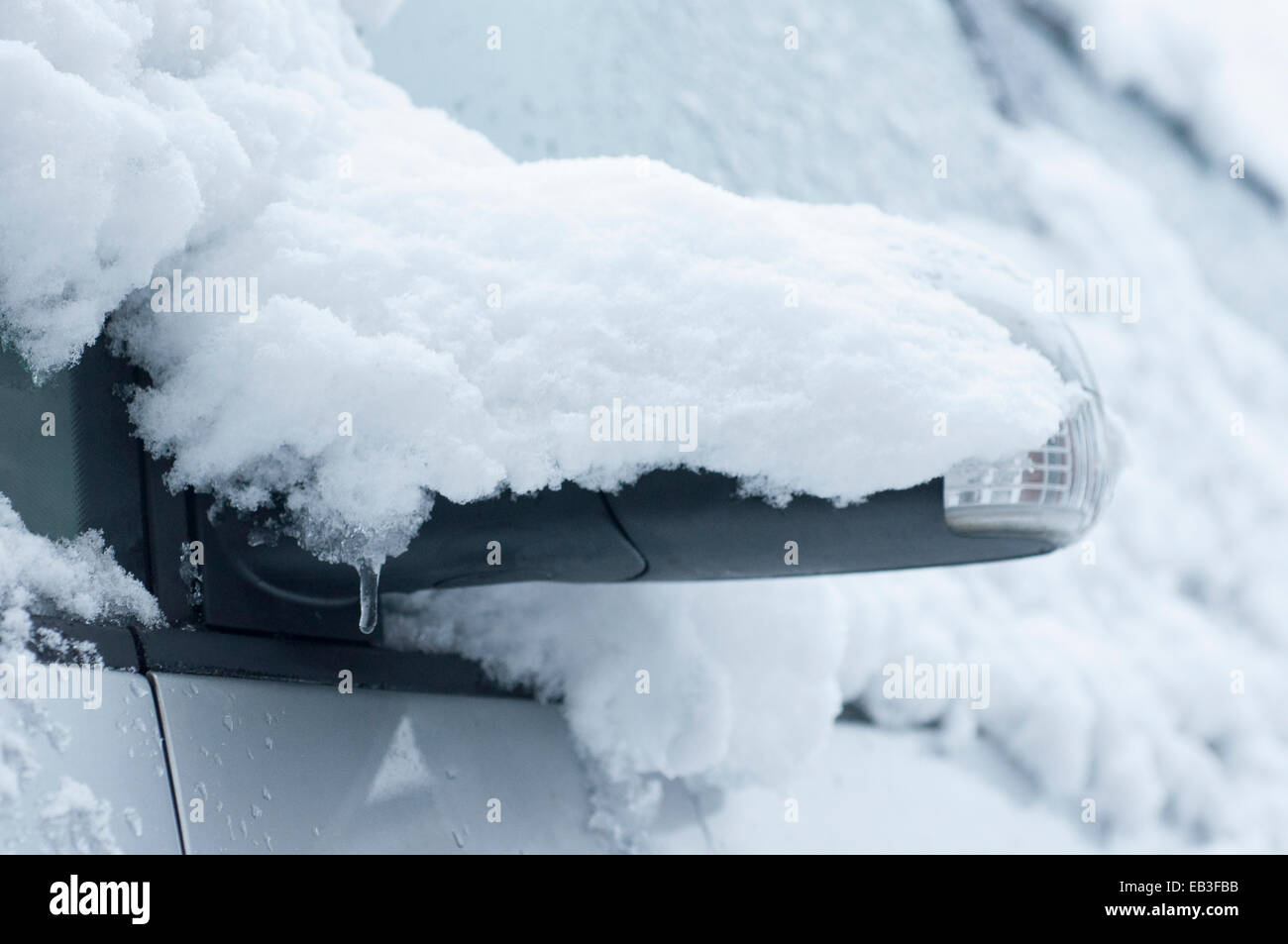 Neve su una macchina parcheggiata Foto Stock
