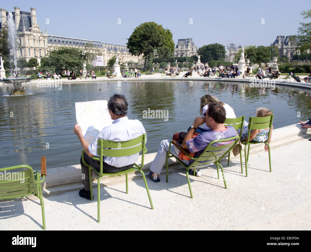 Le persone sedute accanto a uno degli stagni del Giardino delle Tuileries. Parigi, Francia Foto Stock