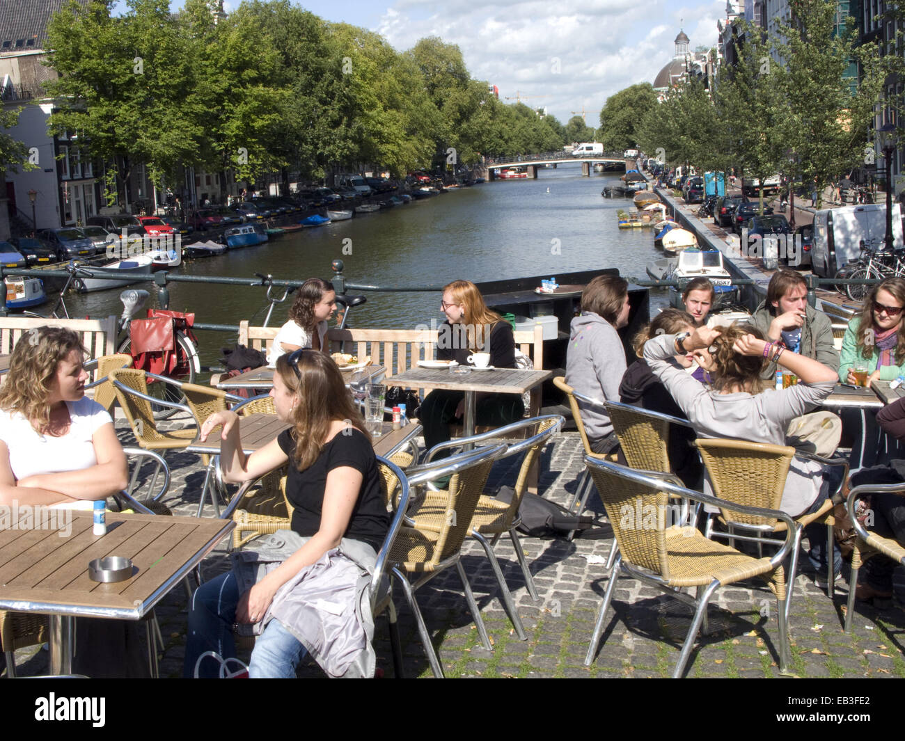 Caffetteria all'aperto da canal, Amsterdam, Paesi Bassi Foto Stock