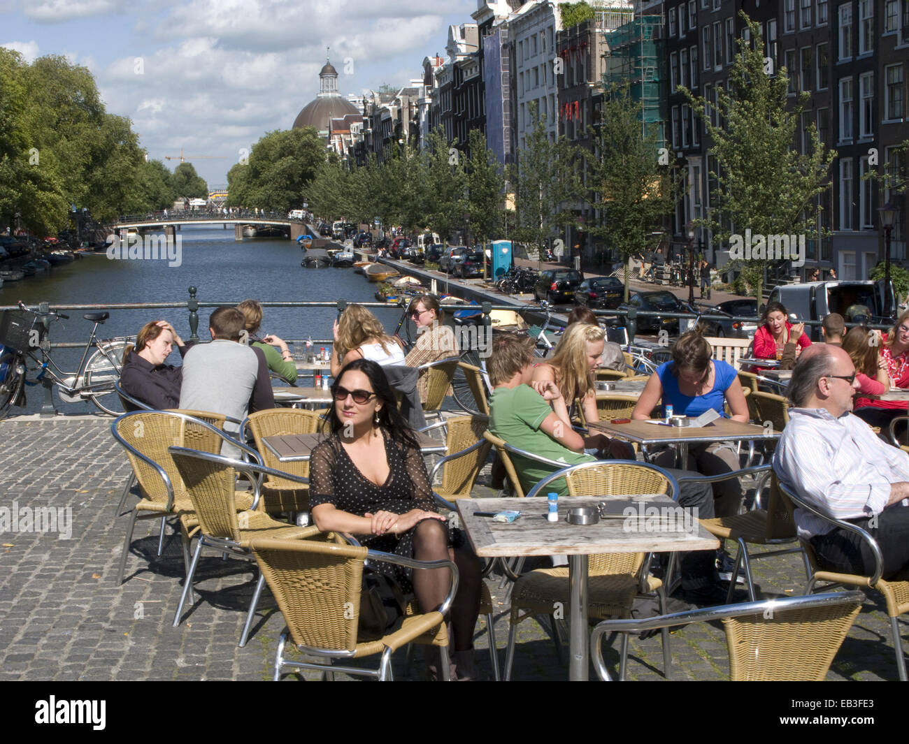 Caffetteria all'aperto da canal, Amsterdam, Paesi Bassi Foto Stock