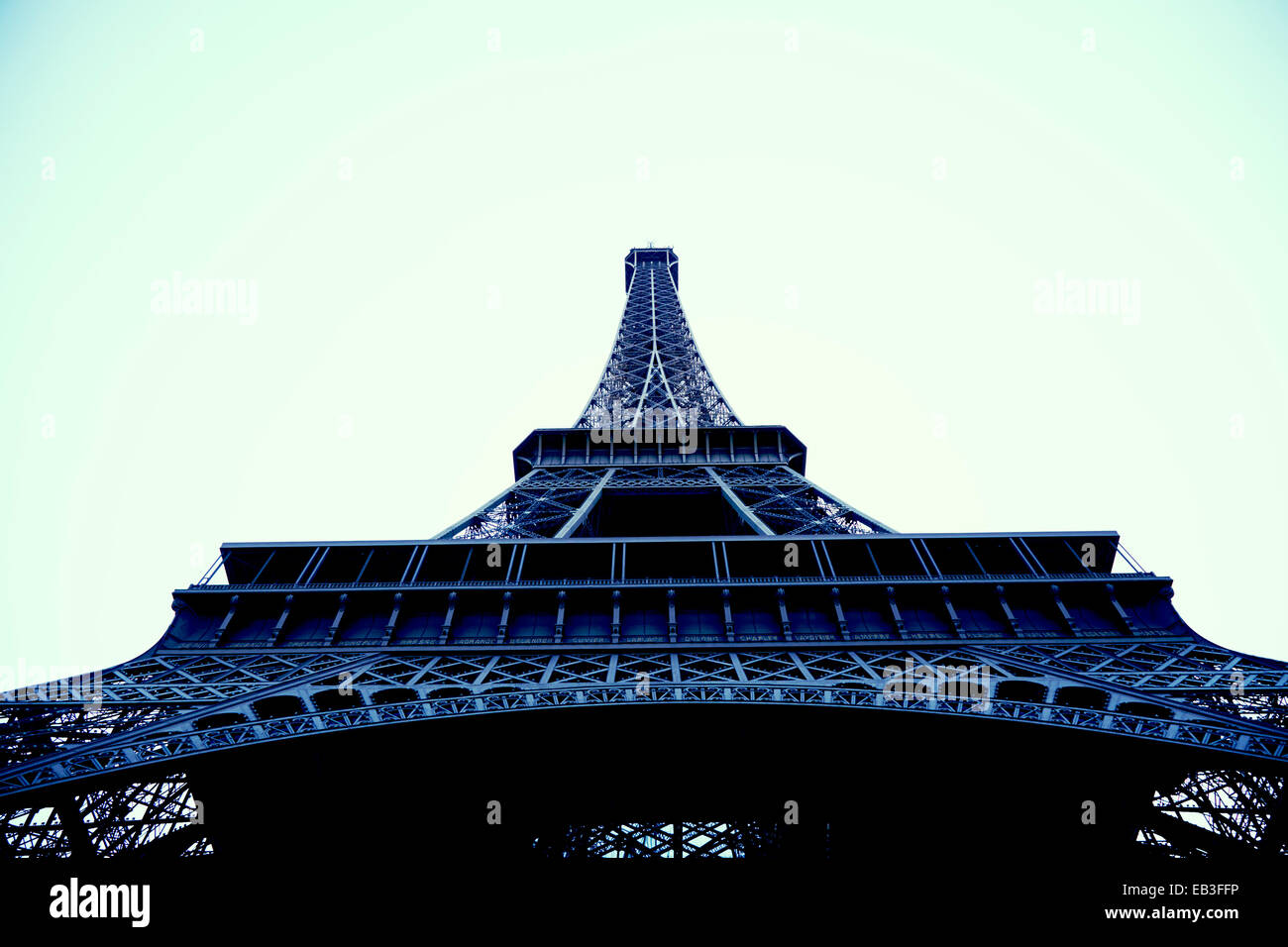 Torre Eiffel, Parigi guardando verso l'alto da terra Foto Stock