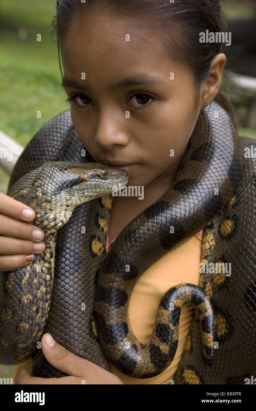 Ragazza con anaconda, Quistococha, Iquitos, Perù Foto Stock
