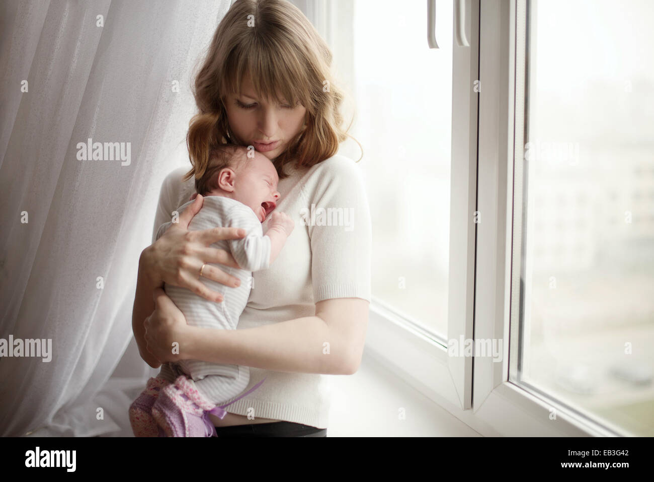 Madre con piccolo grazioso Gridando bambino Foto Stock