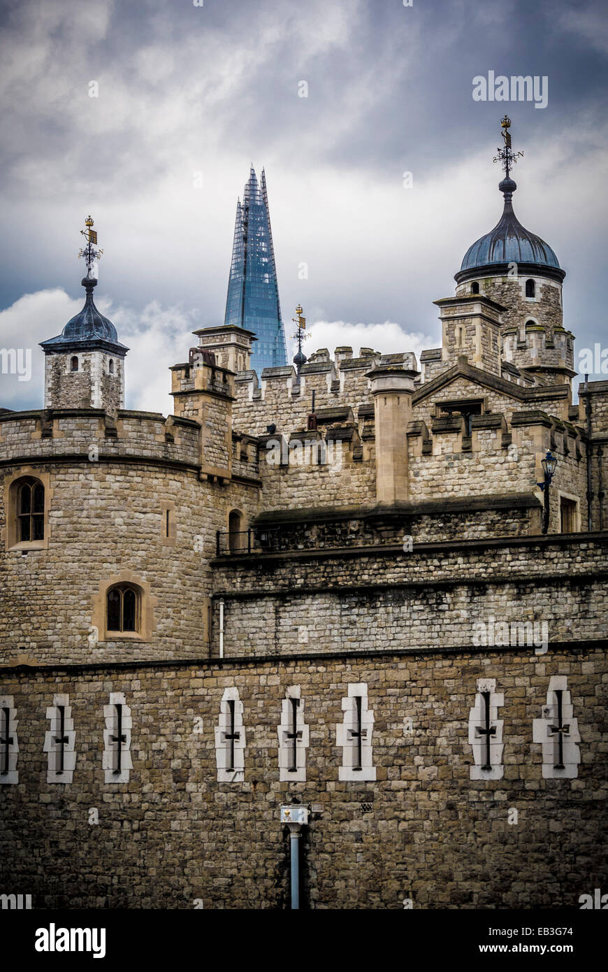La Torre di Londra con la Shard edificio in background. Foto Stock