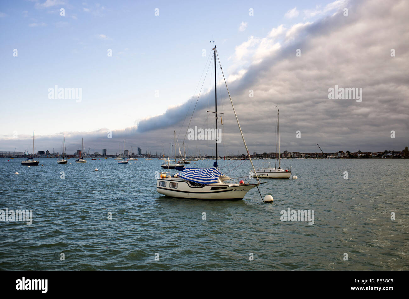 Nuvole che mostra un fronte meteo in arrivo sul mare nel porto di Portsmouth Regno Unito Foto Stock