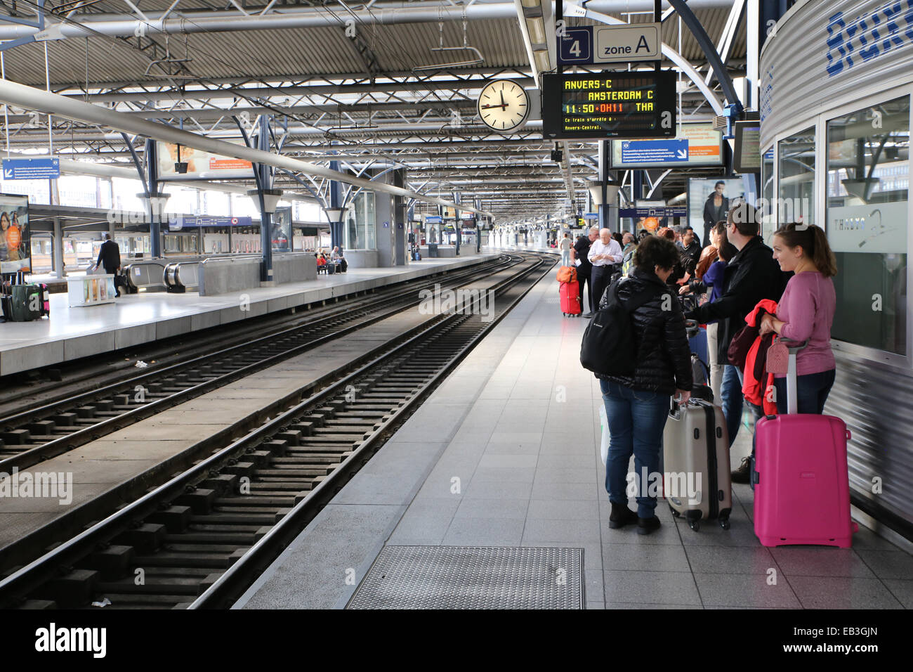 La gente in attesa all'interno del treno stazione ferroviaria Bruxelles Europa Foto Stock