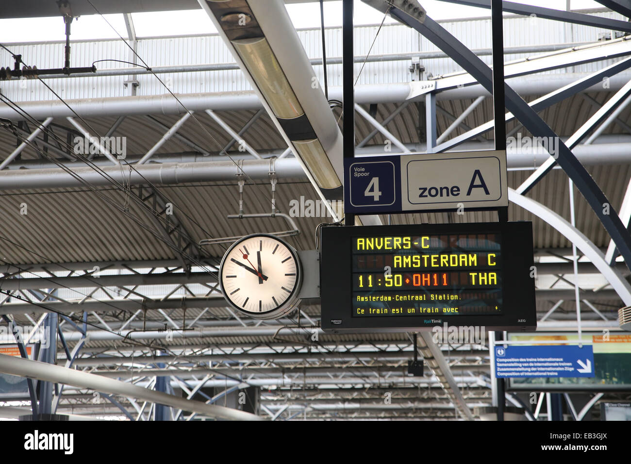 Stazione ferroviaria information board orologio Foto Stock