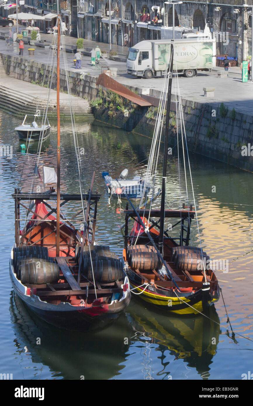 Barcos rabelos, Barche usate per il trasporto delle botti di vino di porto sul fiume Douro Oporto, Portogallo Foto Stock
