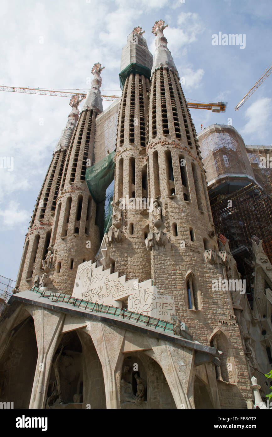 Iniziato nel 1882 e progettato da Antonio Gaudi, prosegue la costruzione sulla Sagrada Familia (Sacra Famiglia) Barcellona,Spagna Foto Stock