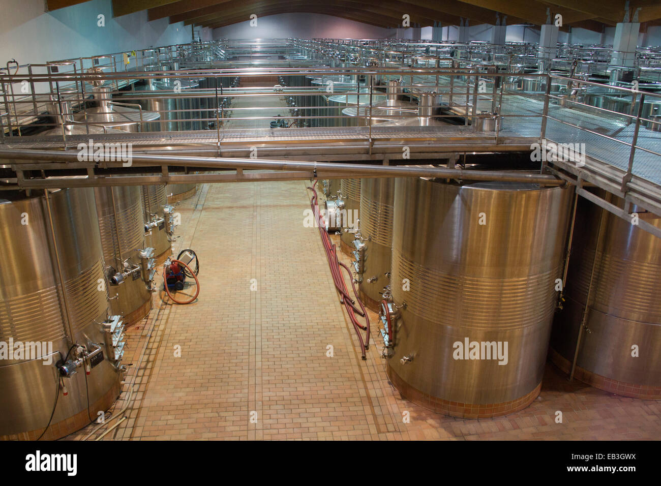 Grande in acciaio inox di vasche di fermentazione Marques de Risqual Cantina Elcielo,regione Rioja;Spagna Foto Stock