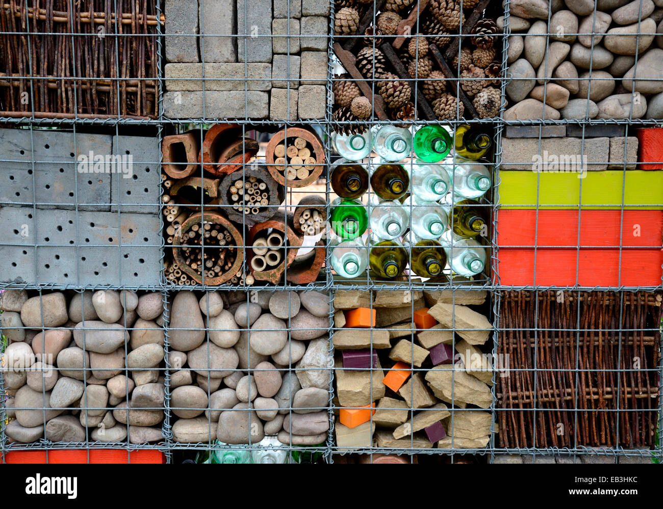 Una decorazione a mosaico nicchie di habitat di offrire rifugio e case per gli insetti in un giardino Foto Stock