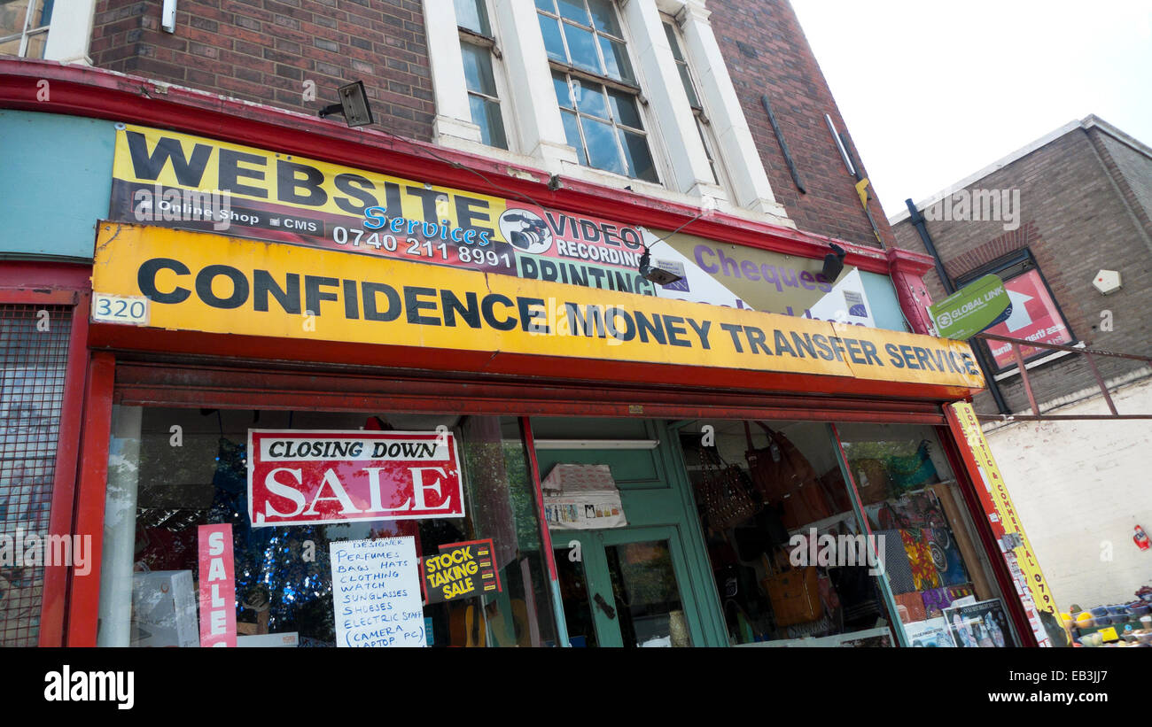 La fiducia il servizio Trasferimento di denaro shop chiusura vendita segno sulla Tottenham High Rd in sette sorelle London N15 REGNO UNITO KATHY DEWITT Foto Stock