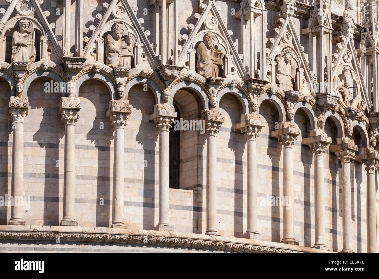 Dettaglio del Battistero di San Giovanni in Pisa. Essa risale al XII secolo e comprende l'architettura che mostra la trans Foto Stock