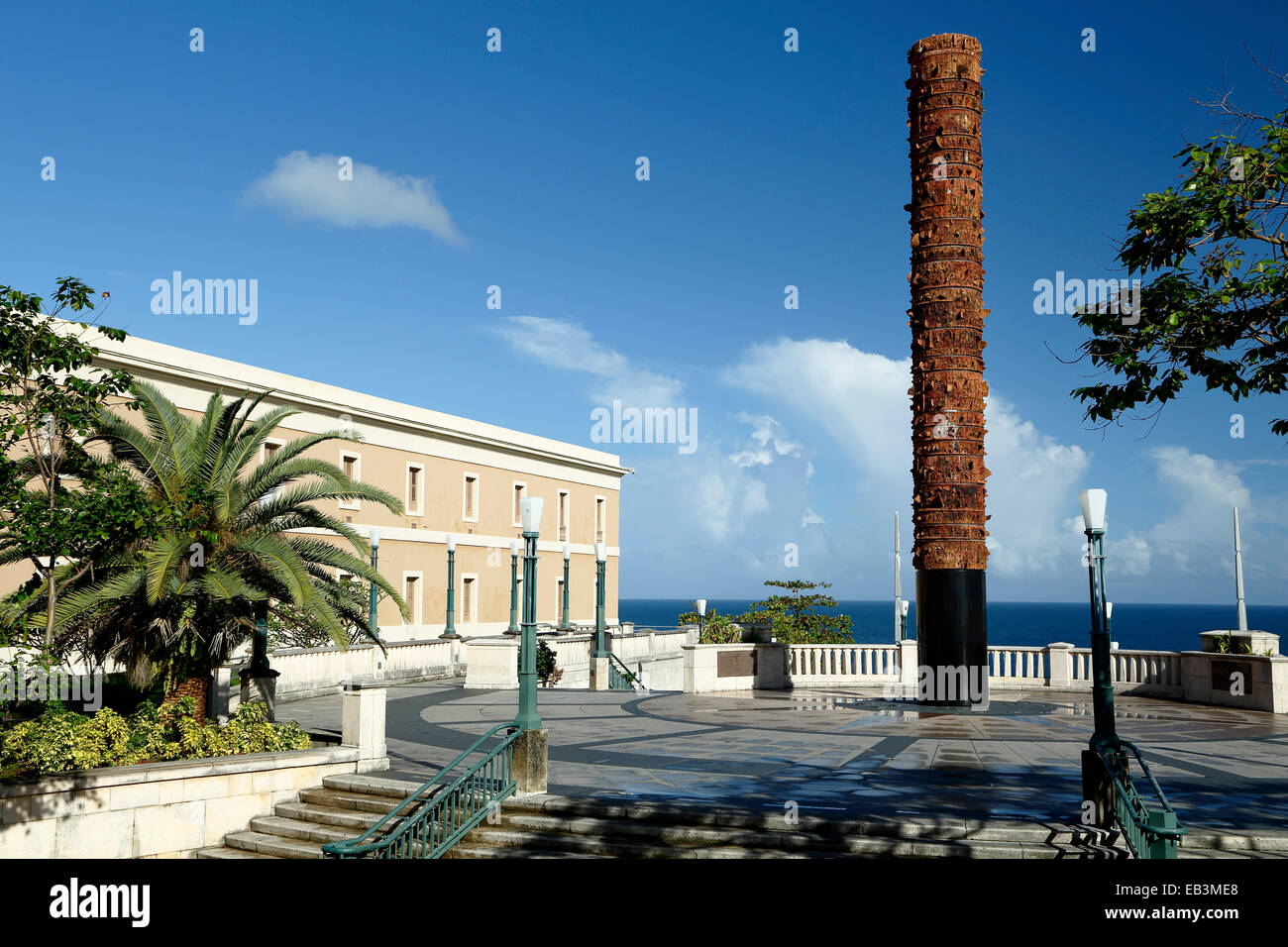 Totem e plaza, Plaza V Centenario (Plaza del quinto centenario), la Città Vecchia di San Juan, Puerto Rico Foto Stock